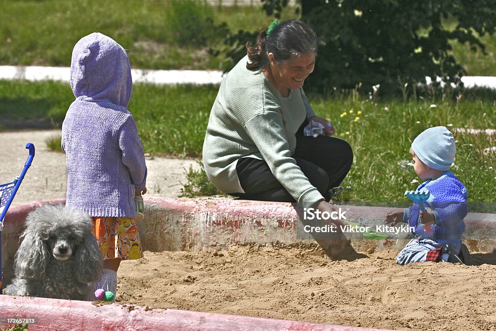 Giochi in una sandbox - Foto stock royalty-free di Bambino