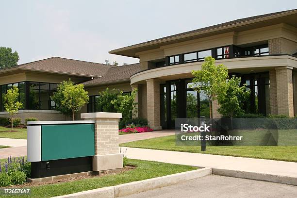 Leere Schild Business Complex Stockfoto und mehr Bilder von Außenaufnahme von Gebäuden - Außenaufnahme von Gebäuden, Schild, Großunternehmen
