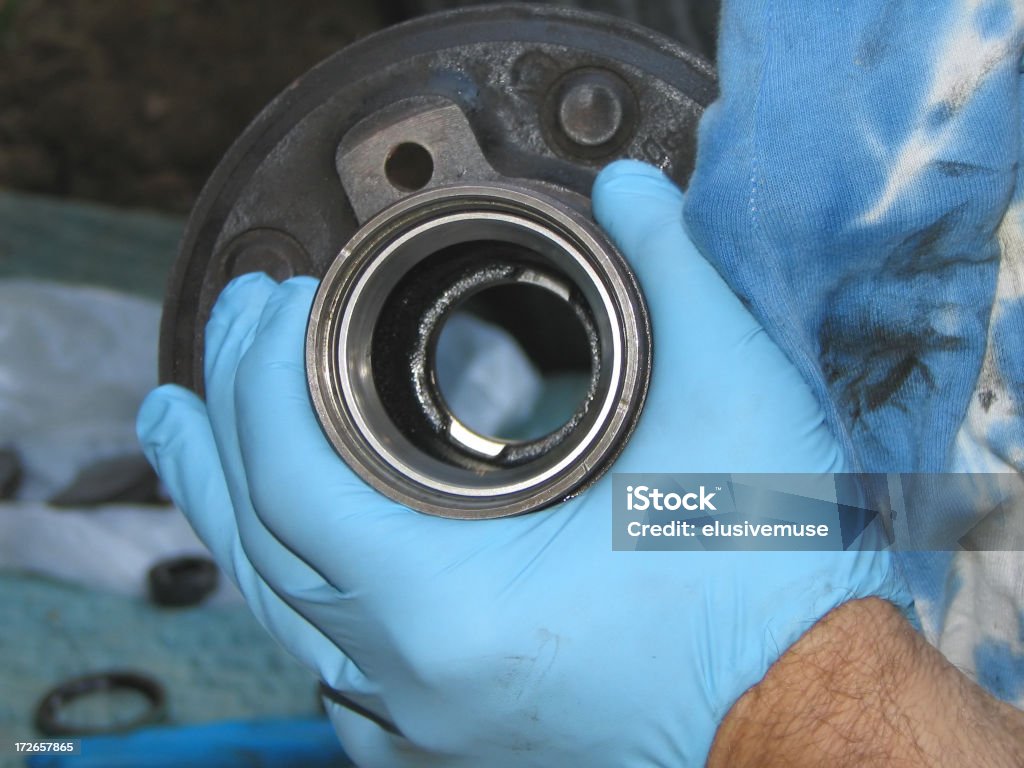 Auto Mechanic Reparatur der Bearing Hub - Lizenzfrei Kugellager Stock-Foto