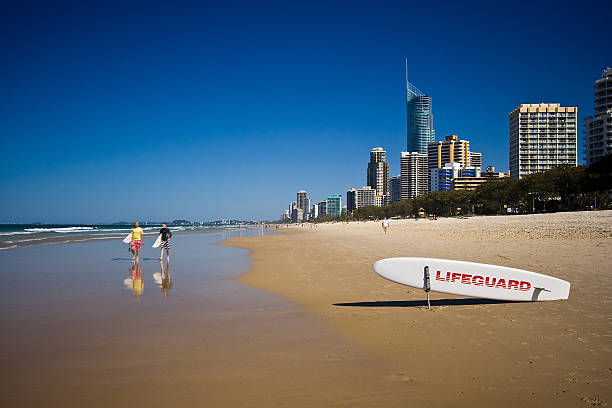 2 つのサーファーやサーフ - gold coast australia lifeguard sea ストックフォトと画像