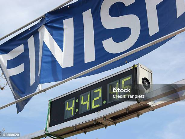 Foto de Linha De Chegada e mais fotos de stock de Maratona - Maratona, Linha de Chegada, Relógio