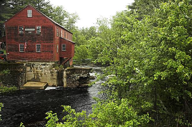 moulin à grains - house residential structure maine colonial style photos et images de collection