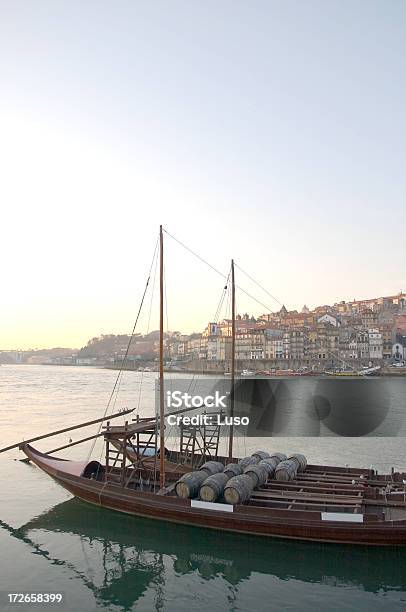 Oporto Ciudad De Portugal Foto de stock y más banco de imágenes de Barco Rabelo - Barco Rabelo, Barril, Ciudad