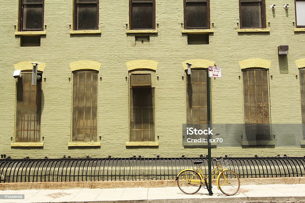Желтый велосипед в Dumbo Brooklyn - Стоковые фото Краска роялти-фри