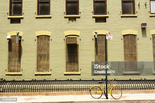 Желтый Велосипед В Dumbo Brooklyn — стоковые фотографии и другие картинки Краска - Краска, Офис, Стена