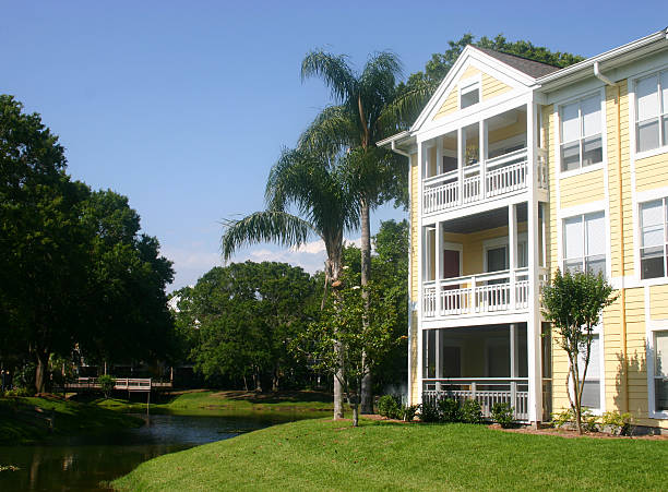 condomínio à beira do lago - full length florida tropical climate residential structure - fotografias e filmes do acervo