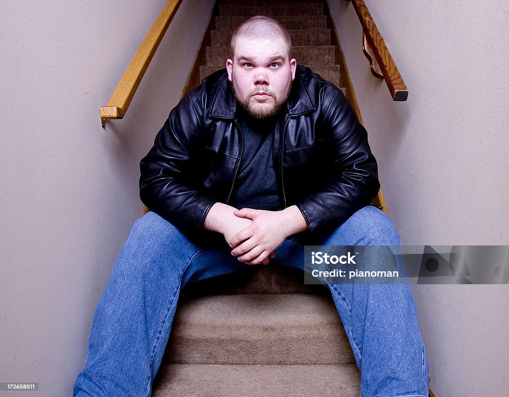 Człowiek siedzący na schodach 4-Kolor - Zbiór zdjęć royalty-free (Biały)