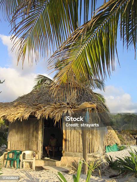 Cabaña De Playa 2 Foto de stock y más banco de imágenes de Aislado - Aislado, Arena, Arquitectura