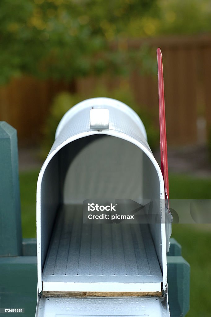 Abierto de mensajes y caja con bandera roja. - Foto de stock de Buzón de cartas libre de derechos