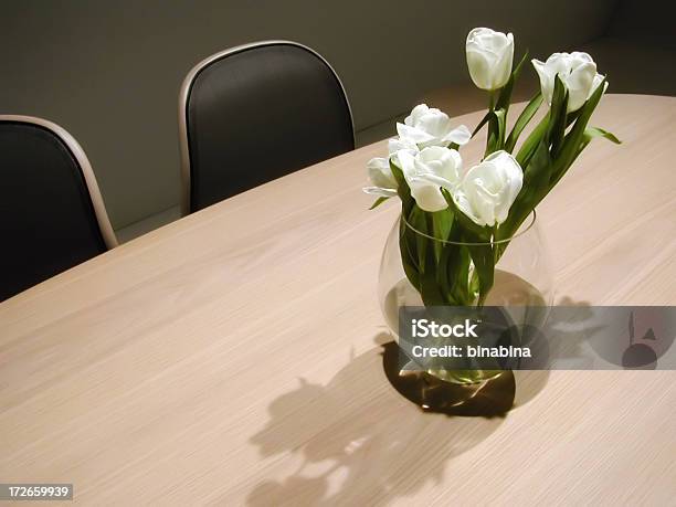 Sala De Reuniões - Fotografias de stock e mais imagens de Flor - Flor, Negócios, Reunião