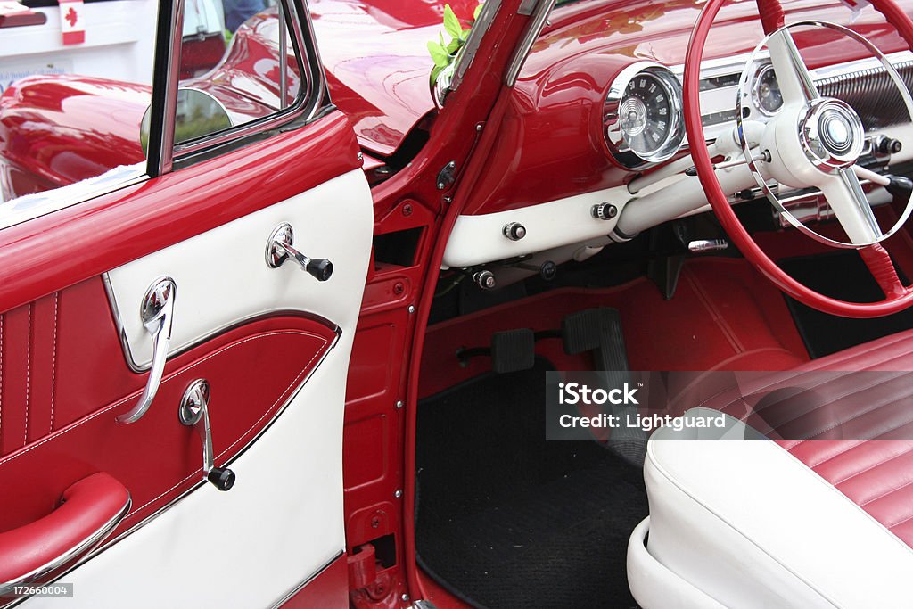 Interior de un viejo rojo y blanco de automóviles clásicos - Foto de stock de Coche libre de derechos