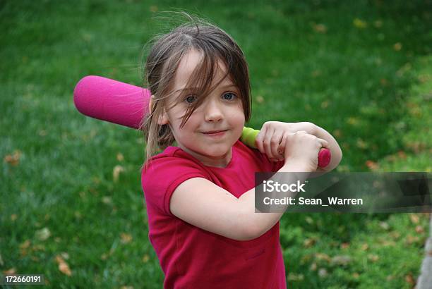 Menina De Basebol - Fotografias de stock e mais imagens de Basebol - Basebol, Bastão, Bastão de Basebol