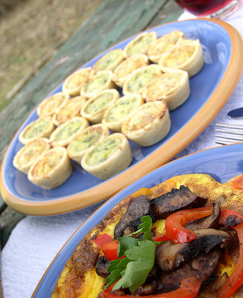prima colazione-omelette e succhi di frutta, mini quiches - jackie stewart foto e immagini stock