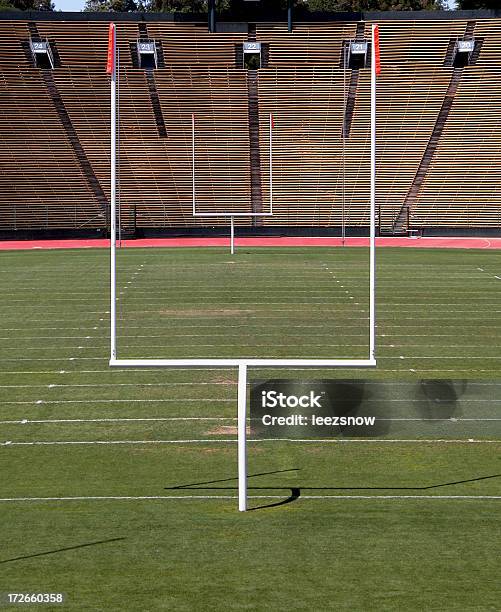 Postes De Campo De Fútbol Americano Objetivo Foto de stock y más banco de imágenes de Zona final - Zona final, Fútbol americano, Aire libre