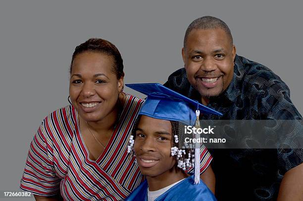 Foto de Graduação E Pais e mais fotos de stock de Colégio - Educação - Colégio - Educação, Formatura, Figura para recortar