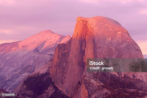 Half Dome En Puesta De Sol Foto de stock y más banco de imágenes de Autocaravana - Autocaravana, Cascadas de Yosemite, Anochecer