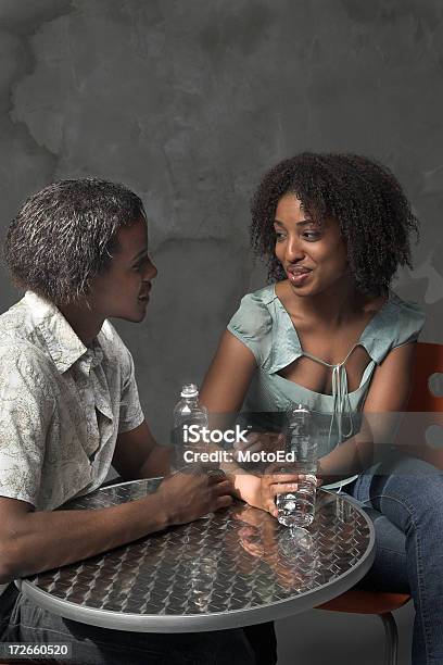 Pareja Coqueteando Foto de stock y más banco de imágenes de Adulto - Adulto, Africano-americano, Afrodescendiente