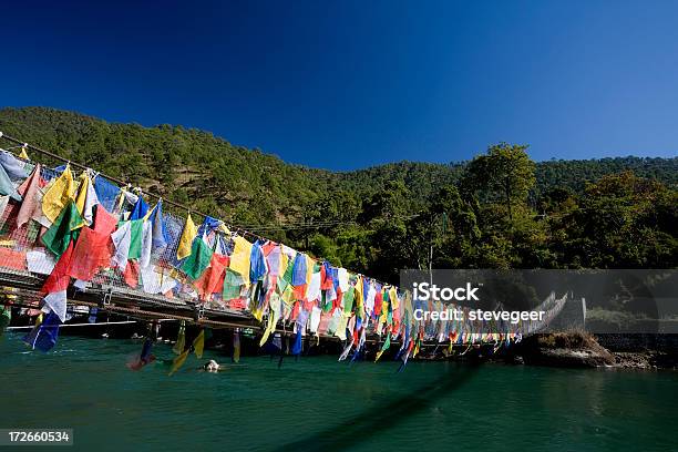 Puente De Cuerda Con Banderas Foto de stock y más banco de imágenes de Aire libre - Aire libre, Asia, Azul