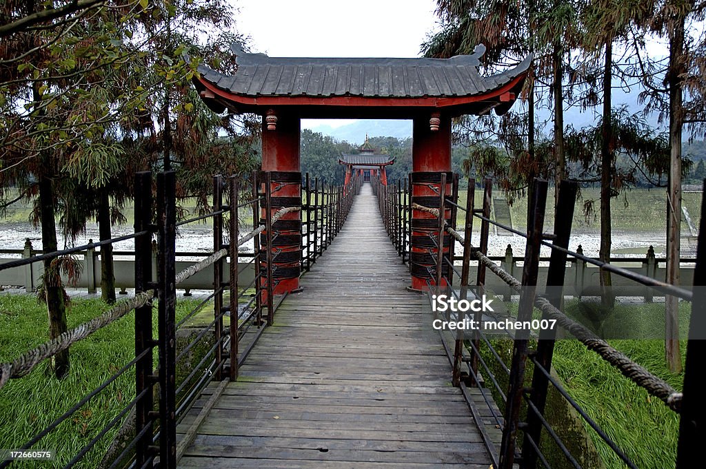 Architecture: Pont suspendu asiatique - Photo de Aller de l'avant libre de droits