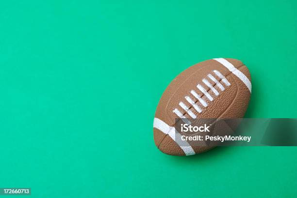 Американский Футбол На Зеленом Фоне — стоковые фотографии и другие картинки Американская культура - Американская культура, Американский футбол, Американский футбол - мяч