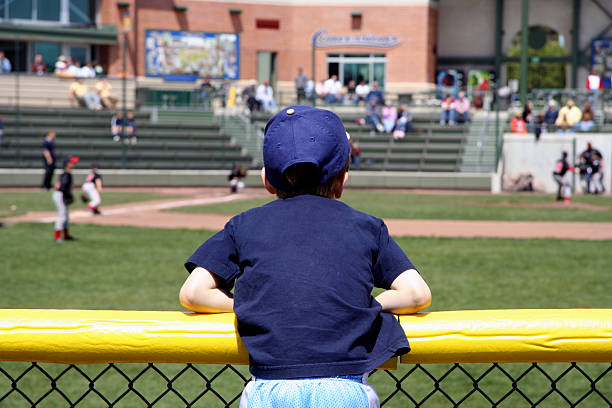 baseball sur looker - sport parent bleachers family photos et images de collection