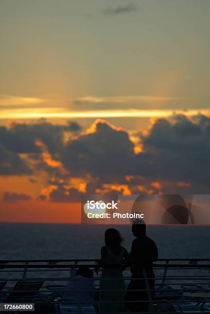 Crucero Al Atardecer Foto de stock y más banco de imágenes de Crucero - Barco de pasajeros - Crucero - Barco de pasajeros, Crucero - Vacaciones, Parejas