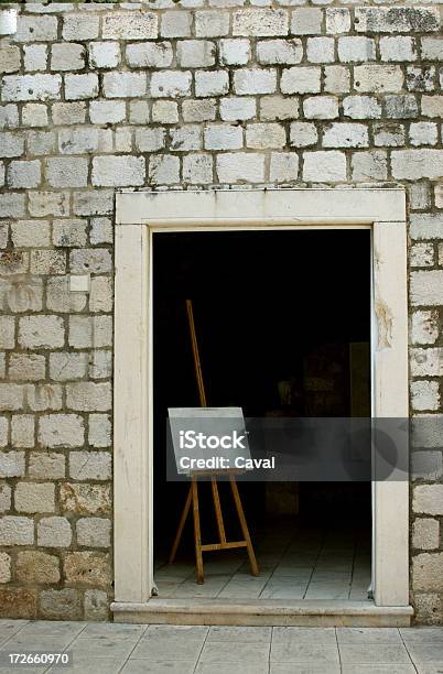 Foto de Velha Parede Com Um Quadro e mais fotos de stock de Pablo Picasso - Pablo Picasso, Arcaico, Arco - Característica arquitetônica