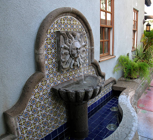 фонтан широкий - fountain courtyard tile wall стоковые фото и изображения