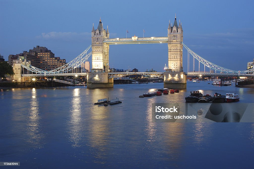 Tower Bridge in London in der Dämmerung - Lizenzfrei Abenddämmerung Stock-Foto