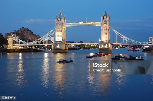 Tower Bridge In London In Der Dämmerung Stockfoto und mehr Bilder von Abenddämmerung - Abenddämmerung, Architektur, Bauwerk