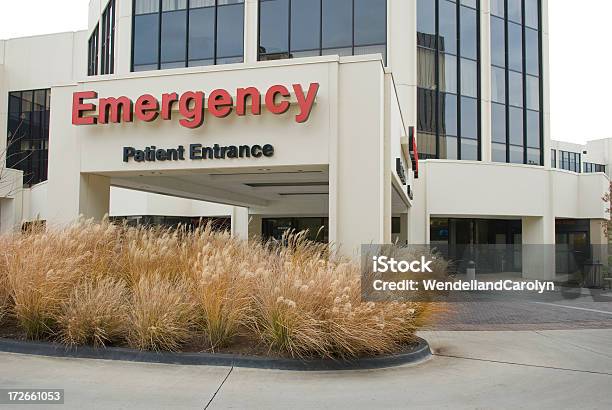 Moderna Entrada De La Sala De Emergencias Foto de stock y más banco de imágenes de Arquitectura exterior - Arquitectura exterior, Hospital, Asistencia sanitaria y medicina