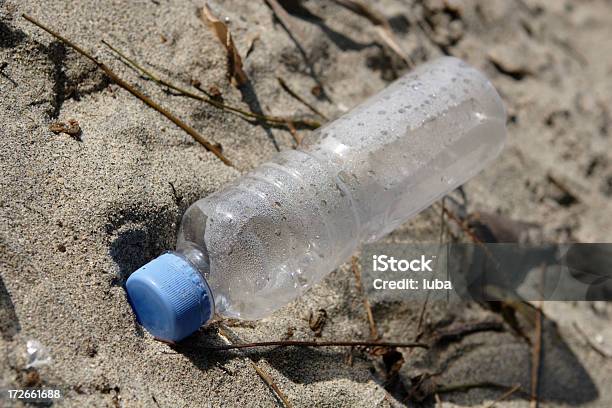 Foto de Não Biodegradáveis Lixo e mais fotos de stock de Areia - Areia, Descartável, Fotografia - Imagem