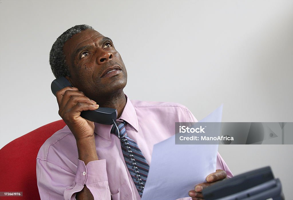 Homem no escritório em um telefone - Royalty-free 50 Anos Foto de stock