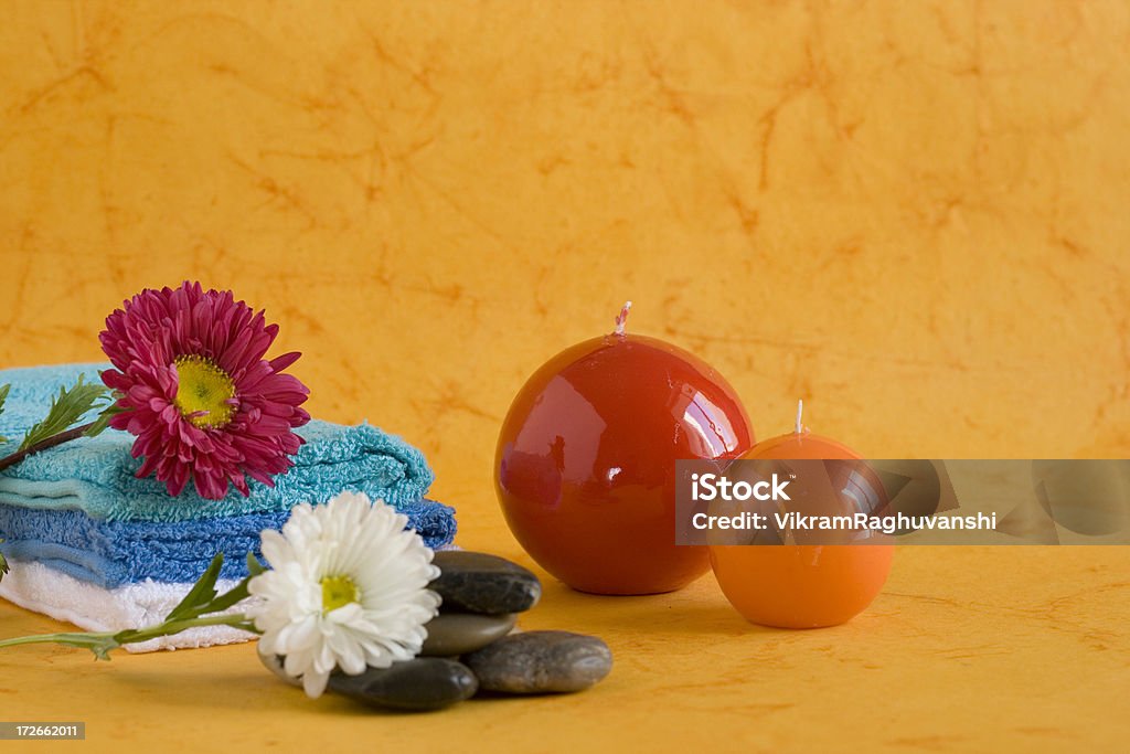 Les accessoires de bain de qualité Spa voluptueux massage aux pierres des bougies et des fleurs - Photo de Beauté libre de droits