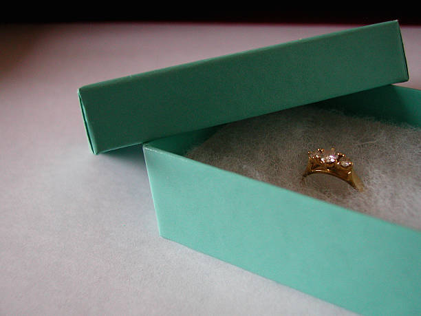 бриллиантовое кольцо невесты украшений - tiffany box стоковые фото и изображения