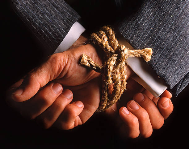 비즈니스 손을 연결되어 - tied knot rope adversity emotional stress 뉴스 사진 이미지