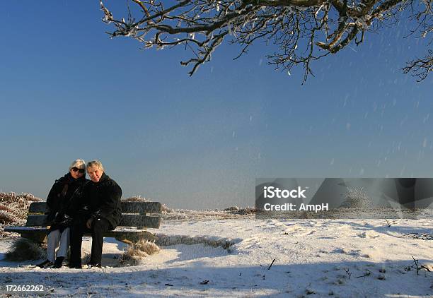 Photo libre de droit de Couple Âgé Assis Dans La Neige banque d'images et plus d'images libres de droit de Activités après le ski - Activités après le ski, Adulte, Adulte d'âge mûr