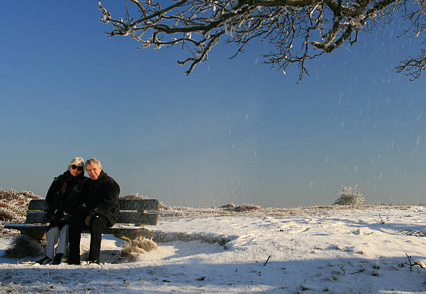 선임 커플입니다 앉아 인공눈 - apres ski couple love winter 뉴스 사진 이미지