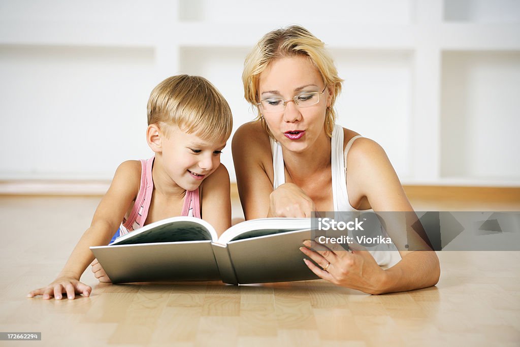 Famille lecture - Photo de Adolescent libre de droits