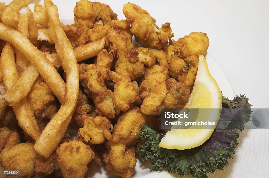 Plato de pescados y mariscos fritos - Foto de stock de Frito libre de derechos