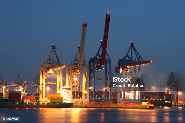 Hamburg Recipiente El Puerto De Noche Foto de stock y más banco de imágenes de Agua - Agua, Alemania, Buque de carga