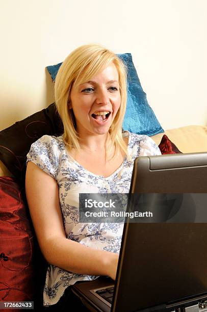 Młoda Kobieta Śmieje Się Z Laptopa - zdjęcia stockowe i więcej obrazów 20-29 lat - 20-29 lat, Blond włosy, Bluzka
