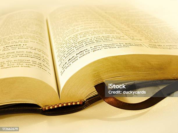 Photo libre de droit de Golden Bible Kjv banque d'images et plus d'images libres de droit de Bible - Bible, Christianisme, Effet photographique