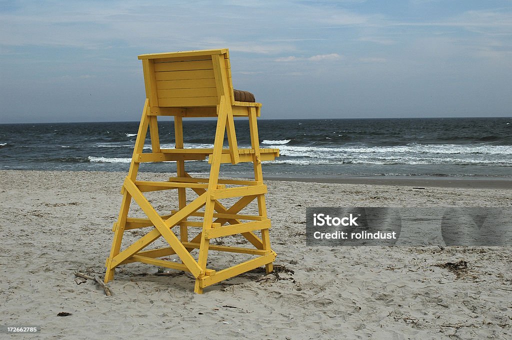 Maître-nageur de la chaise à la plage. - Photo de Chaise libre de droits