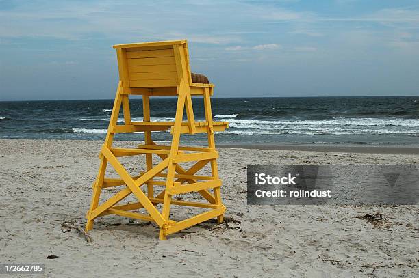 Photo libre de droit de Maîtrenageur De La Chaise À La Plage banque d'images et plus d'images libres de droit de Chaise - Chaise, Maître-nageur sauveteur, Activité de loisirs