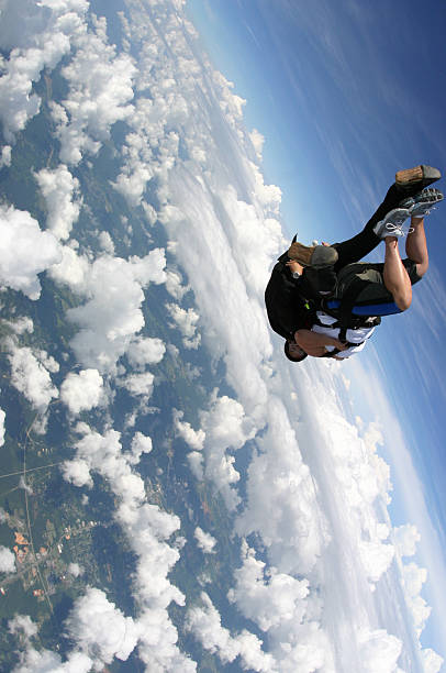 탠덤 모여서 - skydiving tandem parachuting coach 뉴스 사진 이미지