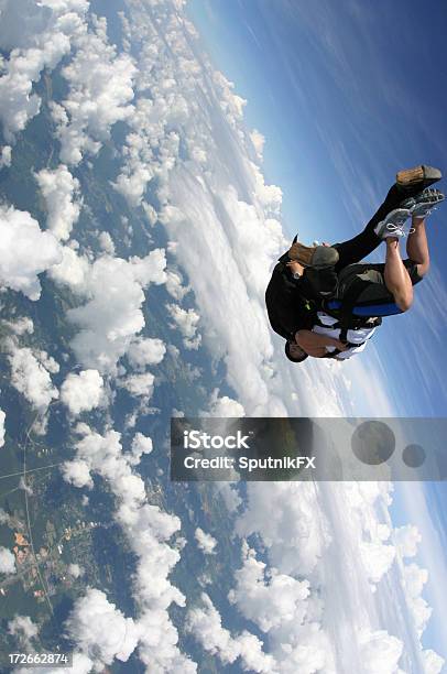 Tandem Skydivers - zdjęcia stockowe i więcej obrazów Chmura - Chmura, Fotografika, Horyzont