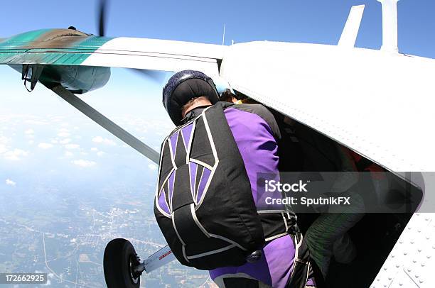 Springen Sie Von Einem Perfekt Guten Flug Stockfoto und mehr Bilder von Extremsport - Extremsport, Fallen, Fallschirmsport