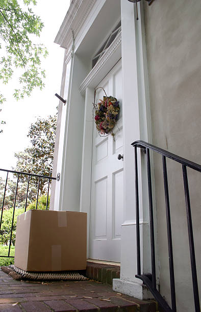 istock A big brown box being delivered in the door step 172662983