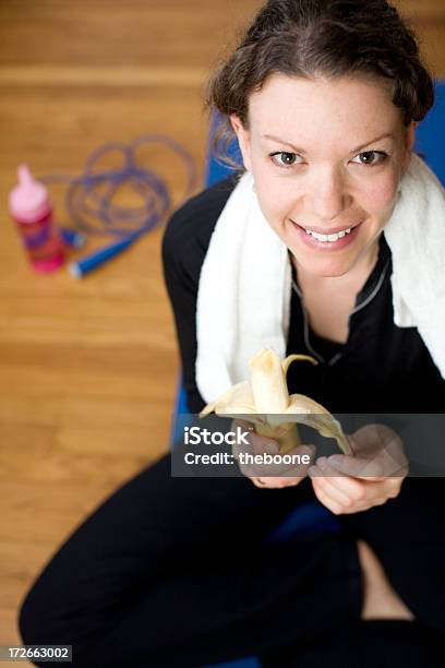 Hübsche Junge Frau Essen Eine Banane Nach Dem Training Stockfoto und mehr Bilder von 18-19 Jahre